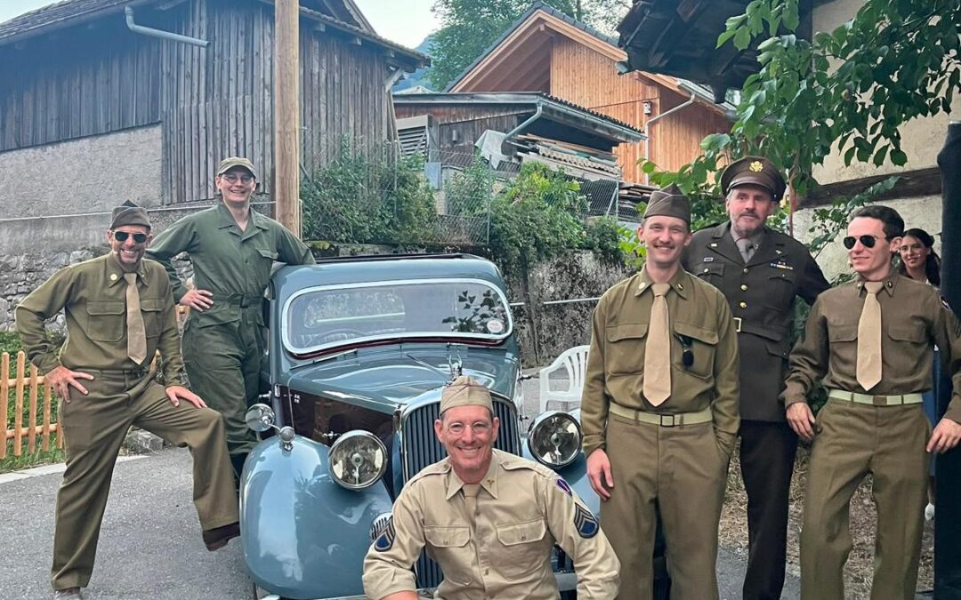 In US-Uniform an die Theatervorführung